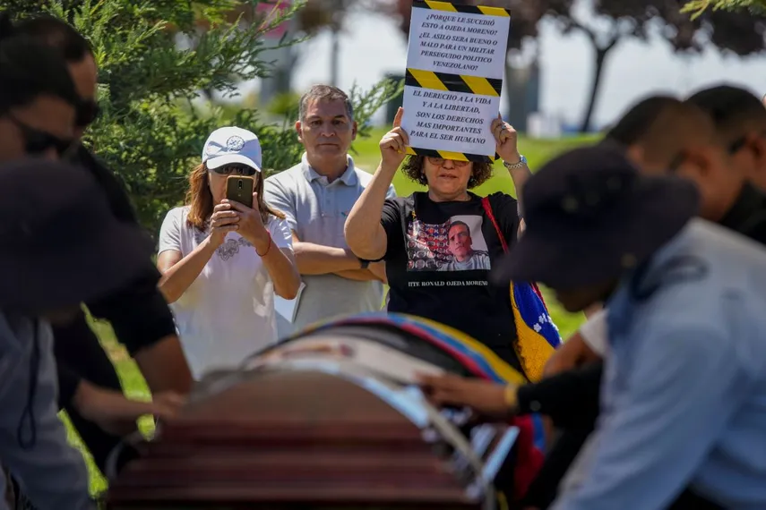 Familiares y amigos del exmilitar venezolano Ronald Ojeda, junto al féretro en el cementerio de Canaán en Santiago, Chile, el 8 de marzo de 2024.